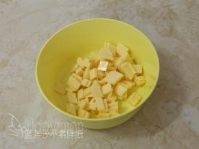 面团发酵期间来准备馅料。芝士片切成小片。