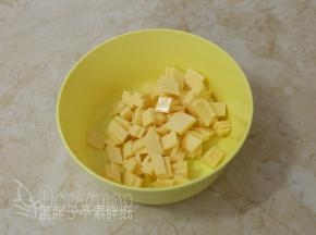 面团发酵期间来准备馅料。芝士片切成小片。