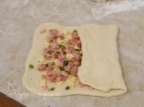 .从右到左将面团3折。