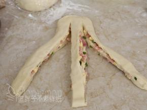 .将面团用刮板切成三条，注意顶端不要切断。