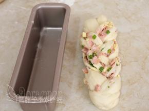 .将面条编成辫子，底部捏紧，拉伸一下，和模具差不多等长。