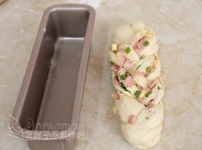 .将面条编成辫子，底部捏紧，拉伸一下，和模具差不多等长。