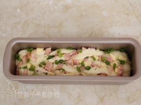 将面团放入模具中。两个面团都如此操作。