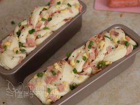 整形好的面团送入烤箱，发酵30分钟，至面团涨大至2倍大。