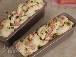 整形好的面团送入烤箱，发酵30分钟，至面团涨大至2倍大。