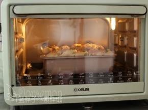 最后将发酵好的面团送入预热好的烤箱，上下火175摄氏度，烘烤20分钟。