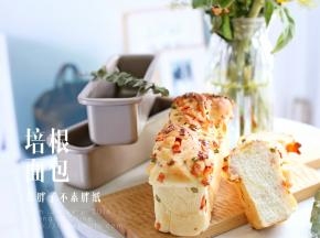 .烤好的面包立即脱模，放在烤网上晾凉。