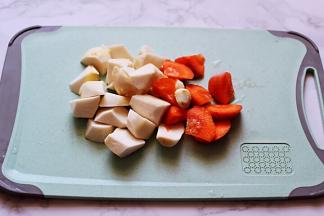 把洗净的芋头和胡萝卜用刀切成滚刀块备用。