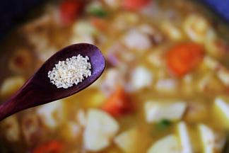 锅中先加入鸡精调味增鲜。