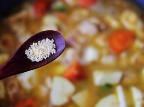 锅中先加入鸡精调味增鲜。