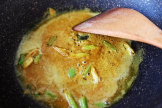 小火慢慢把好侍百梦多咖喱炒至融化。