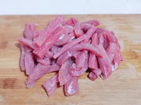 将里脊肉切条！