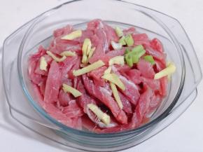 放入器具中，加入切好的葱姜。