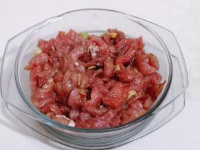 戴上食品手套，抓拌均匀，腌制1小时以上！