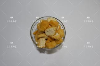 油豆腐切成小块
