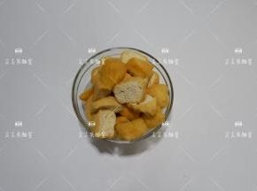 油豆腐切成小块