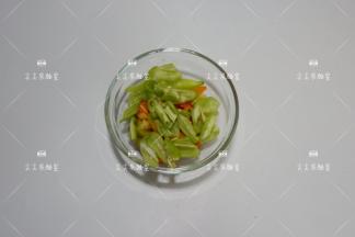 尖椒切成小块