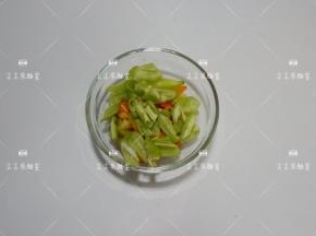 尖椒切成小块
