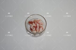 五花肉切成薄片
