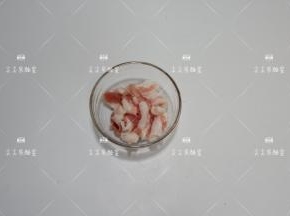 五花肉切成薄片