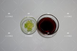 葱姜改刀切好。生抽，蚝油，白糖加少许清水调成酱汁