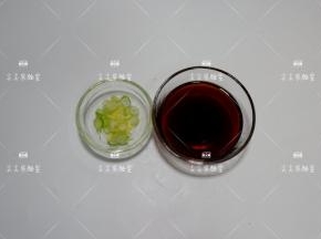 葱姜改刀切好。生抽，蚝油，白糖加少许清水调成酱汁
