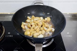 加入油豆腐，酱汁翻炒至入味