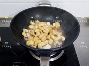 加入油豆腐，酱汁翻炒至入味