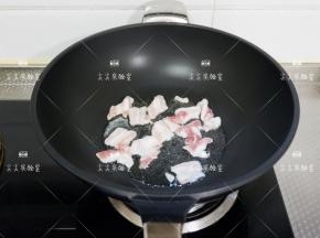 起锅热油，加入五花肉煎炒至微焦出油