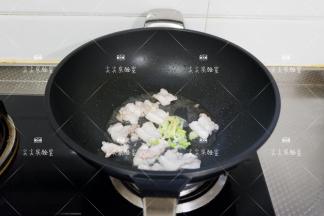 加入葱花姜末炒出香味