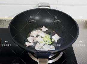 加入葱花姜末炒出香味