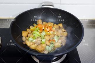 加入尖椒翻炒片刻