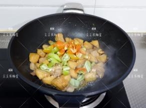 加入尖椒翻炒片刻