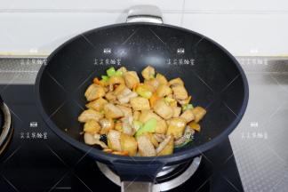 最后加盐调味翻炒均匀即可。