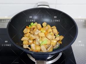 最后加盐调味翻炒均匀即可。