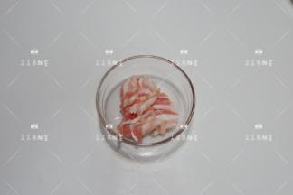 五花肉切成薄片