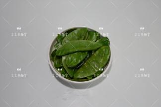 扁豆摘掉老筋洗净，入微波炉高火3分钟打至断生，取出备用