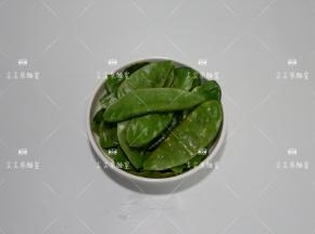 扁豆摘掉老筋洗净，入微波炉高火3分钟打至断生，取出备用