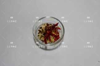 葱姜蒜改刀切好，花椒干辣椒备好即为爆锅料