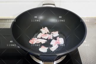 起锅热油，加入五花肉用中小火煸炒至微焦出油