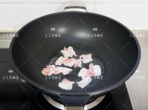 起锅热油，加入五花肉用中小火煸炒至微焦出油