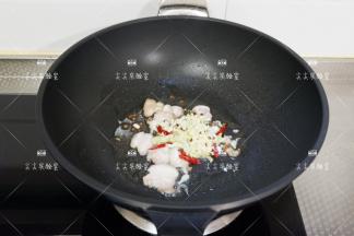 加入爆锅料炒出香味