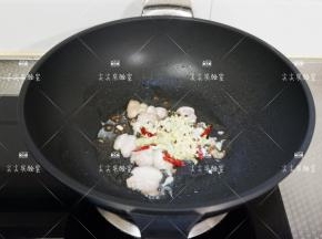 加入爆锅料炒出香味