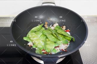 加入扁豆，翻炒至虎皮状