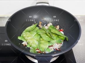 加入扁豆，翻炒至虎皮状