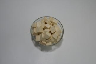 豆腐洗净切成小块
