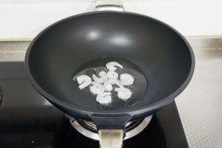 起锅热油，加入虾仁滑炒至变色