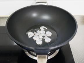 起锅热油，加入虾仁滑炒至变色