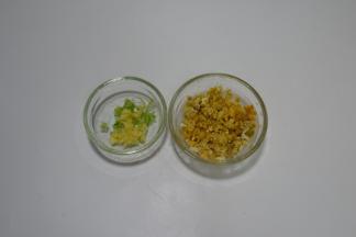 鸭蛋黄压碎，葱姜改刀切好