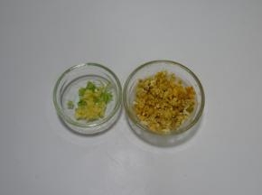 鸭蛋黄压碎，葱姜改刀切好